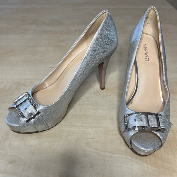 Silver heels - Picture 1 of 5